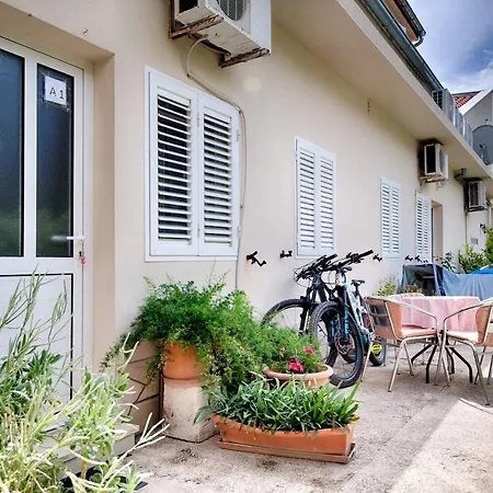 Apartments By The Sea Vis - 2453 Apartment Vis